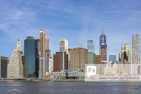 Blick vom Pier 1 über den East River auf die Skyline von Lower Manhattan  Dumbo  Downtown Brooklyn  Brooklyn  New York  USA  Nordamerika