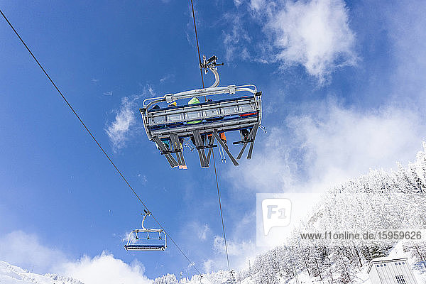 Schrägansicht eines Skilifts in Chamonix Frankreich.