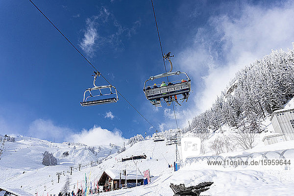 Schrägansicht eines Skilifts in Chamonix Frankreich.