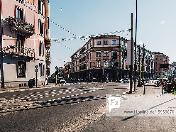 Blick entlang der leeren Straßen während der Sperrung des Corona-Virus in Mailand Italien.