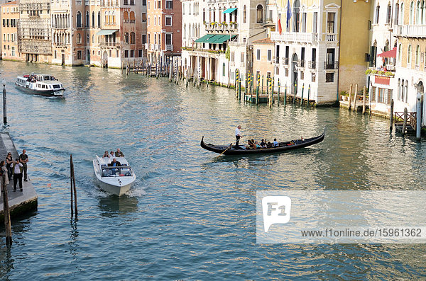 Gondel und Boote auf einem Kanal  Venedig  Italien  Erhöhte Ansicht