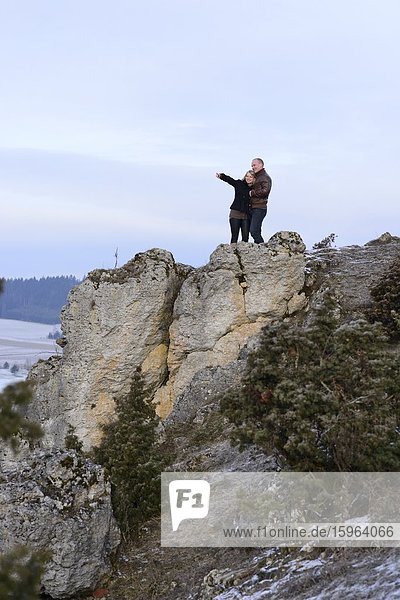 Junges Paar auf einem Felsen  Oberpfalz  Bayern  Deutschland  Europa