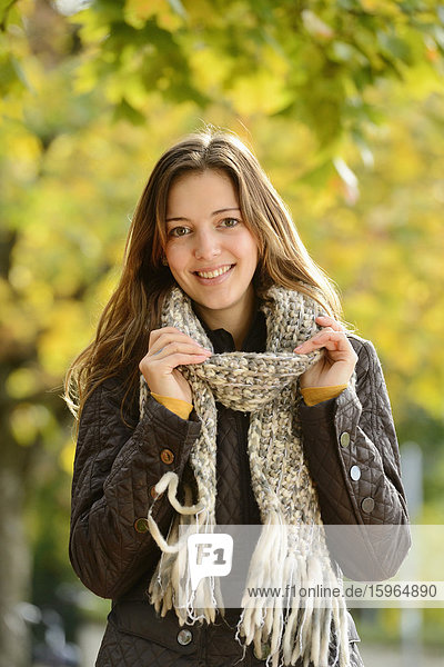 Lächelnde junge Frau im Herbst  Portrait