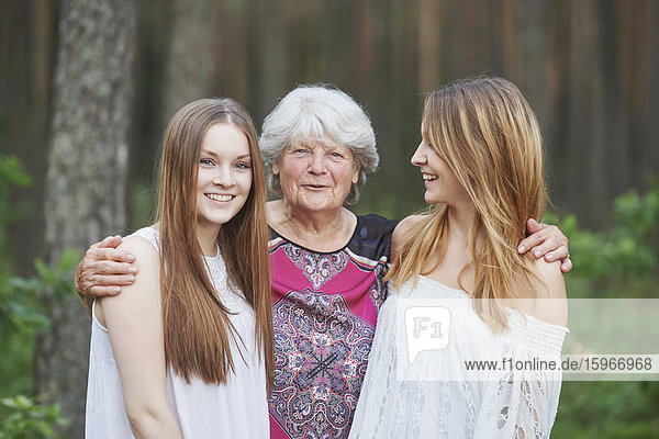 Großmutter und Enkelinnen  Bayern  Deutschland  Europa