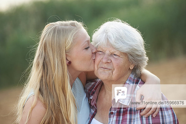 Enkelin küsst Großmutter  Bayern  Deutschland  Europa