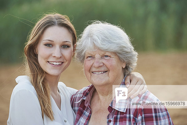 Großmutter mit Enkelin,  Bayern,  Deutschland,  Europa
