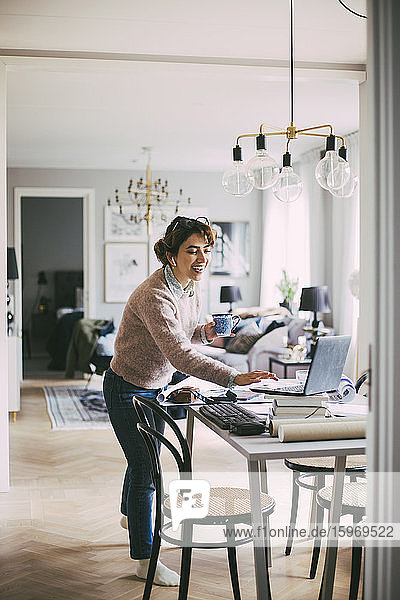 Frau mit Zugang zu Online-Besprechungen bei der Arbeit zu Hause