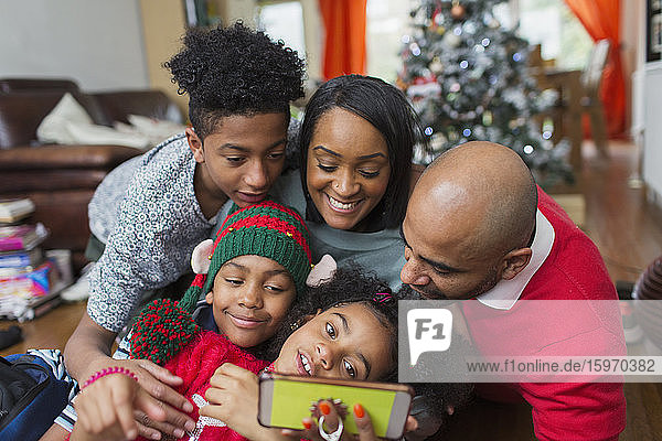 Glückliche Familie beim Weihnachts-Selfie