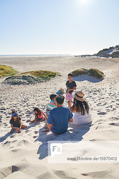 Familie spielt und entspannt am sonnigen Strand  Kapstadt  Südafrika