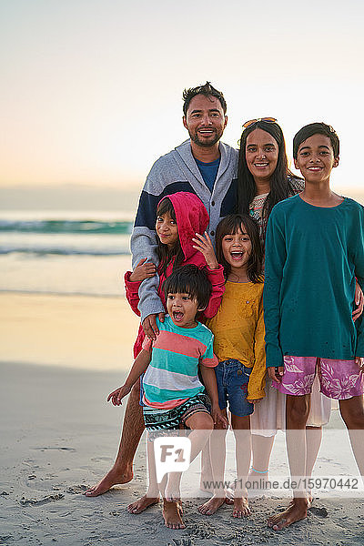 Porträt glückliche Familie am Strand