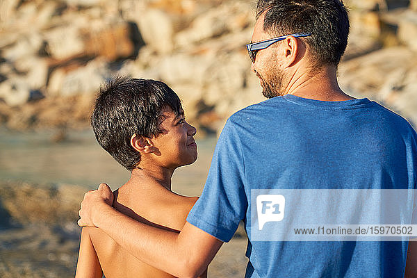 Liebender Vater und Sohn am sonnigen Strand