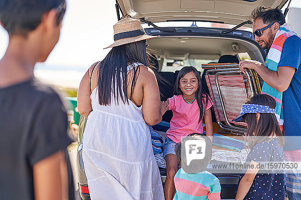 Glückliches Mädchen mit Sonnencreme auf der Nase mit Familie im Auto