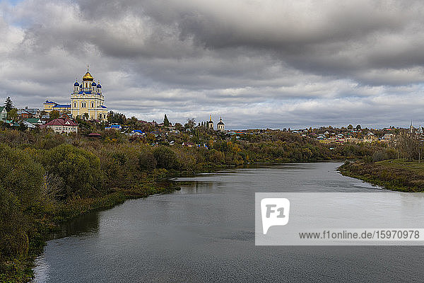 Jelez-Kathedrale mit Blick auf den Fluss Bystraya Sosna  Jelez  Gebiet Lipezk  Russland  Eurasien