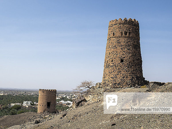Überreste der Wachtürme aus Lehm und Ton im Dorf Mudayrib  Sultanat Oman  Naher Osten