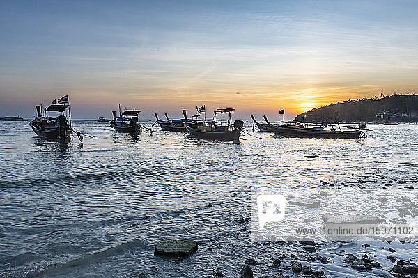 Fischerboote bei Sonnenuntergang  Koh Lipe  Tarutao-Nationalpark  Thailand  Südostasien  Asien