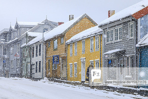 Historischer Stadtkern  farbenfrohe Holzhäuser  starker Schnee im Winter  Tromso  Troms og Finnmark  Polarkreis  Nordnorwegen  Skandinavien  Europa