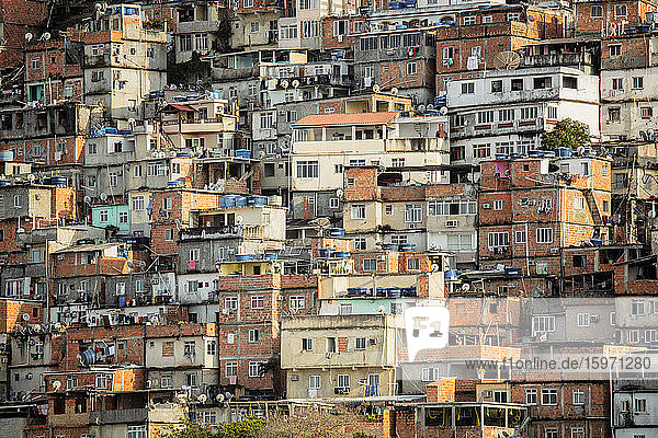 Ansicht von Häusern im Slum der Favela Cantagalo in Rio de Janeiro  Brasilien  Südamerika