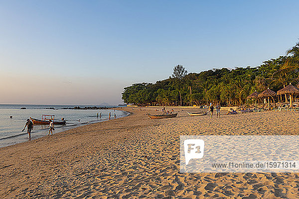 Sunset on Relax Bay beach  Koh Lanta  Thailand  Southeast Asia  Asia