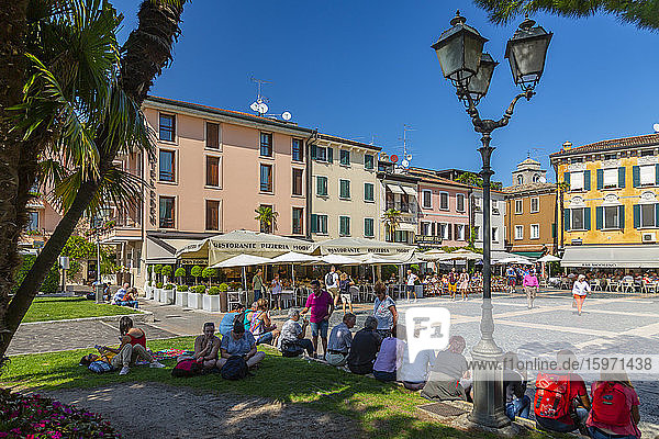 Blick auf Piazza Giosue Carducci an einem sonnigen Tag  Sirmione  Gardasee  Brescia  Lombardei  Italienische Seen  Italien  Europa