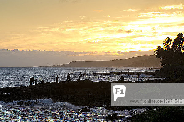 Beobachtung des Sonnenuntergangs entlang der Südküste von Kauai,  Hawaii,  Vereinigte Staaten von Amerika,  Nordamerika