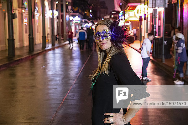 Frau bereit  den Mardis Gras in der Bourbon Street im French Quarter von New Orleans zu feiern  Louisiana  Vereinigte Staaten von Amerika  Nordamerika