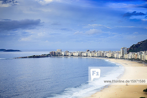 Blick auf den Copacabana-Strand und den Boulevard Avenida Atlantica in Rio de Janeiro  Brasilien  Südamerika