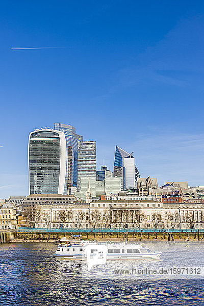 Skyline der Londoner City mit der Fenchurch Street 20 (The Walkie Talkie) und der Themse  London  England  Vereinigtes Königreich  Europa