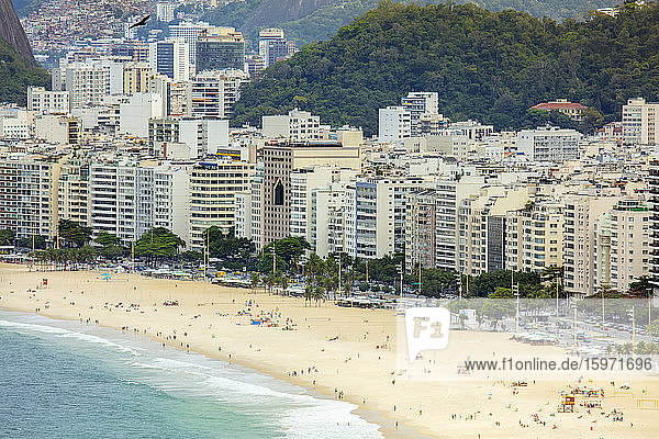 Erhöhte Ansicht des Copacabana-Strandes und der Wohnblöcke in der Nachbarschaft  Rio de Janeiro  Brasilien  Südamerika