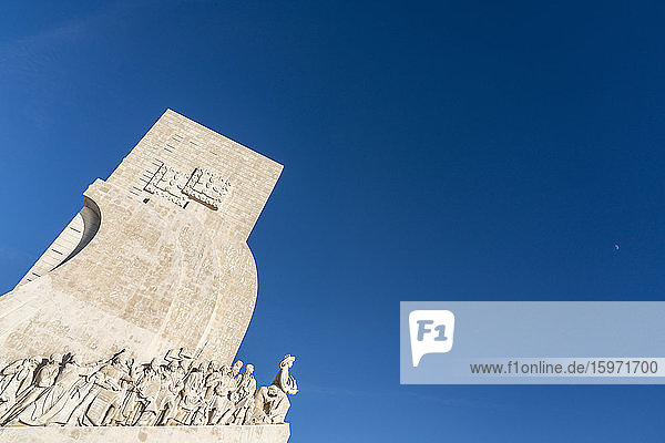 Das Denkmal der Entdeckungen (Padrao dos Descobrimentos) feiert das portugiesische Zeitalter der Erforschung im 15. und 16. Jahrhundert  1960 eröffnet  Belem  Lissabon  Portugal  Europa