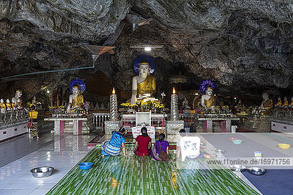Viele Buddhas in der Kaw Ka Thawng Höhle  Hpa-An  Kayin-Staat  Myanmar (Burma)  Asien