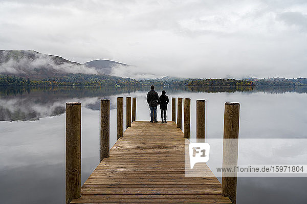 Ein Paar steht am Ashness Pier Landing Jetty  Derwentwater  Keswick  Lake District National Park  UNESCO-Weltkulturerbe  Cumbria  England  Vereinigtes Königreich  Europa