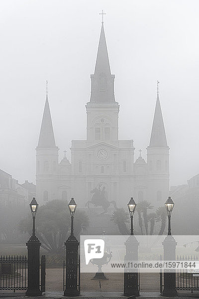 Jackson Square im französischen Viertel  verdunkelt durch dichten Morgennebel  New Orleans  Louisiana  Vereinigte Staaten von Amerika  Nordamerika