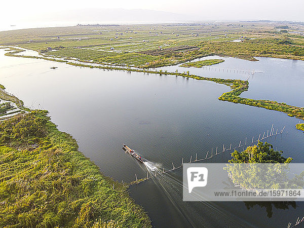 Blick mit der Drohne eines kleinen Bootes auf dem Inle-See zwischen den schwimmenden Gärten  Shan-Staat  Myanmar (Burma)  Asien