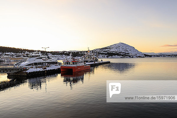 Hafen  Fähre und Boote  Altafjord  Meer  Berge  Schnee  Wintersonnenuntergang  Alta  Troms og Finnmark  Polarkreis  Nordnorwegen  Skandinavien  Europa