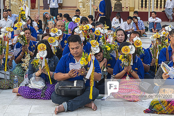 Pilger in der Shwedagon-Pagode  Rangoon (Rangoon)  Myanmar (Burma)  Asien