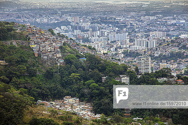 Erhöhter Blick auf einen Favelaslum am Rande des Tijuca-Waldes  Rio de Janeiro  Brasilien  Südamerika