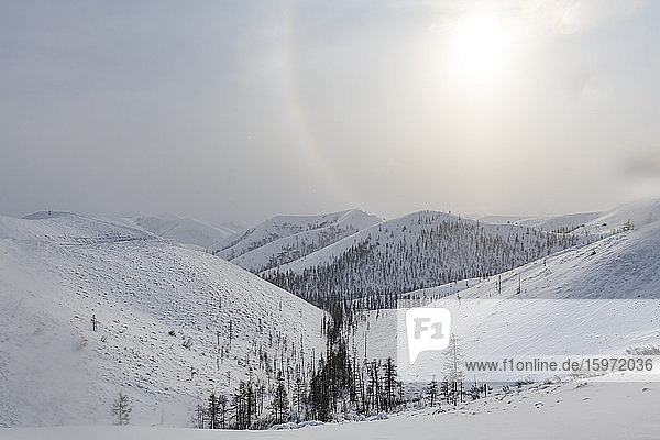 Schneebedeckter Bergpass  Suntar-Khayata-Gebirge  Straße der Knochen  Republik Sacha (Jakutien)  Russland  Eurasien