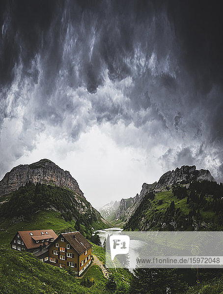 Unwetter kommt auf Bollenwees Hütte  Kanton Appenzell  Alpstein  Schweiz  Europa