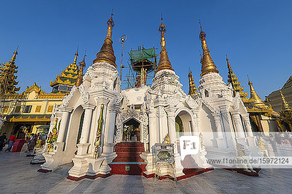Goldene Türme in der Shwedagon-Pagode  Rangoon (Rangoon)  Myanmar (Burma)  Asien