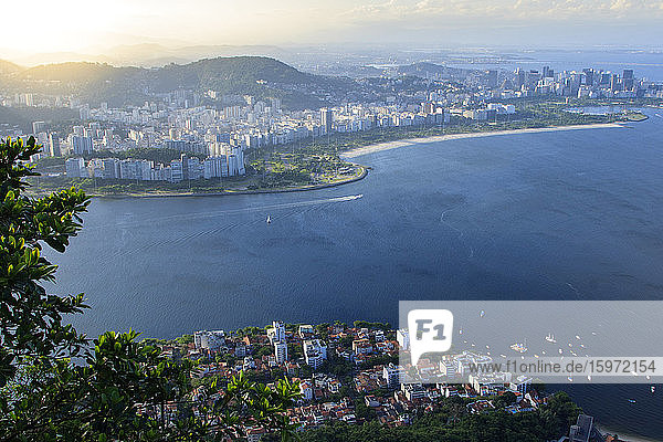 Urca im Vordergrund und Flamengo im Hintergrund Nachbarschaften mit dem Zentrum von Rio de Janeiro in der Ferne und der Guanabara-Bucht  Rio de Janeiro  Brasilien  Südamerika
