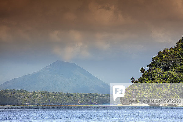 Blick auf den Kegel des Vulkans Gunung Api Wetar von der Insel Nailaka aus  Banda-Inseln  Maluku  Gewürzinseln  Indonesien  Südostasien  Asien