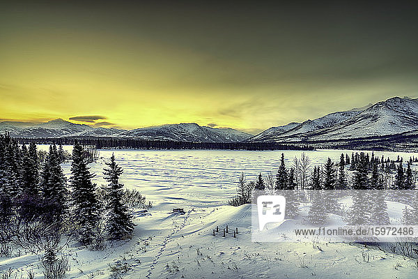 Sonnenaufgang über dem gefrorenen Otto-See und den schneebedeckten Bergen des Denali-Nationalparks im Hintergrund  Alaska  Vereinigte Staaten von Amerika  Nordamerika