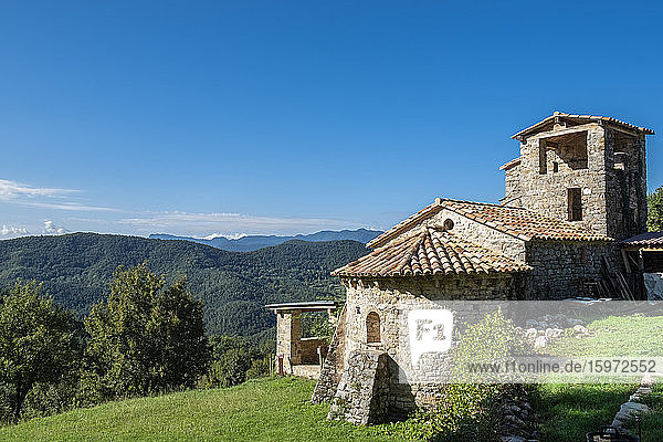 Die normannische Kirche Sant Marti de Toralles und der Naturpark der Vulkanzone Garrotxa  Pyrenäen  Katalonien  Spanien  Europa