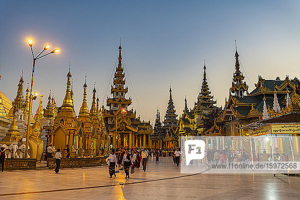 Shwedagon-Pagode nach Sonnenuntergang  Rangoon (Rangoon)  Myanmar (Burma)  Asien