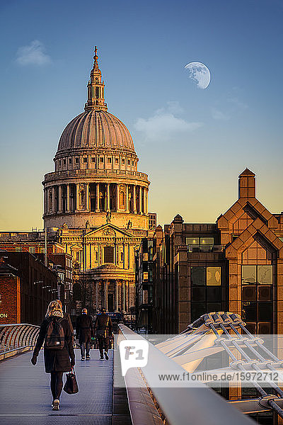 Londoner Pendler an der St. Pauls Cathedral beim Gang über die Millennium Bridge  London  England  Vereinigtes Königreich  Europa