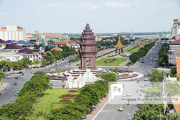 Mit Blick auf das Unabhängigkeitsdenkmal und den Fluss Tonle Sap  Phnom Penh  Kambodscha  Indochina  Südostasien  Asien