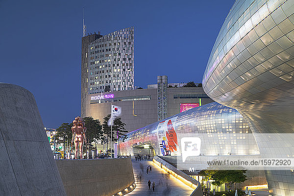 Dongdaemun Design Plaza in der Abenddämmerung  Seoul  Südkorea  Asien