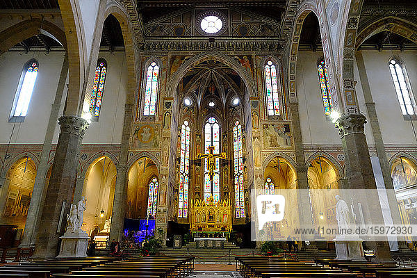 Der Altar und das Kruzifix der Basilika Santa Croce  Florenz  UNESCO-Weltkulturerbe  Toskana  Italien  Europa