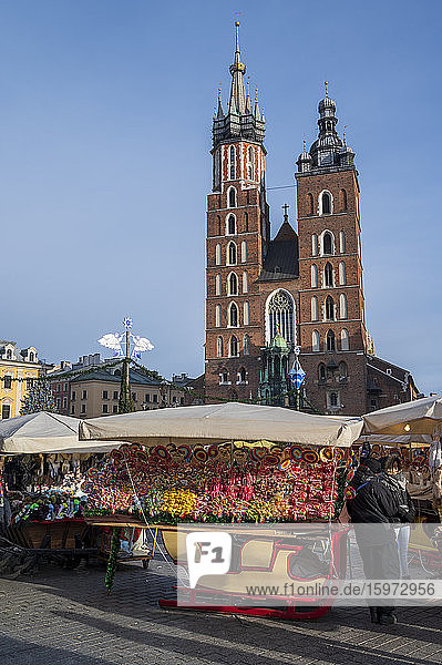Marienbasilika mit Weihnachtsstand  UNESCO-Weltkulturerbe  Krakau  Polen  Europa