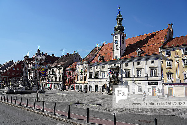 Das Rathaus von Maribor und die Pestsäule  Maribor  Slowenien  Europa